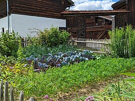 Banner Führung durch die Bauerngärten im Freilichtmuseum Massing
