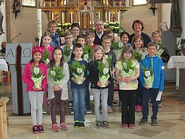 Banner Buchsübergabe an Kommunionkinder