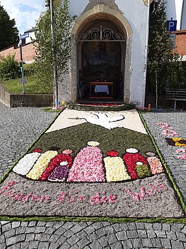 Banner Wir gestalten den Fronleichnamsaltar am Kriegerdenkmal