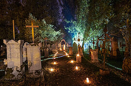 Banner Stimmungsvolle Abendführung bei Kerzenschein in St. Peter, Straubing