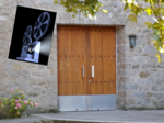 Logo Film am Kirchenportal der Erlöserkirche