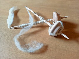 Banner Archäologie-Club "Spinnen mit der Handspindel" für Kinder ab 8 Jahren