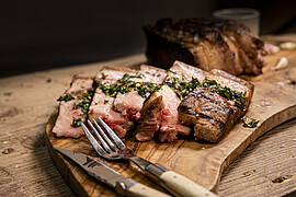 Banner Wir heizen den Holzkohlegrill an