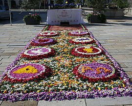 Banner Blumensammeln für den Blumenteppich zu Fronleichnam