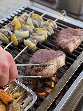 Banner Wir heizen den Holzkohlegrill an