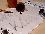 Logo Archäologie-Club für Kinder: Mit Tinte und Federkiel