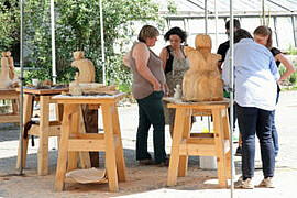 Banner Friedenssommer - Seminar: Bildhauerkurs - Arbeiten mit und am Holz