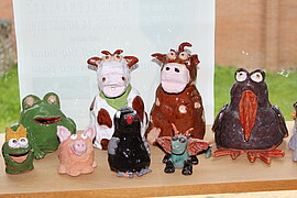 Banner Glasieren der modellierten Werke mit bunten Glasuren